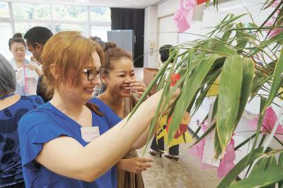 覚えた日本語で短冊に願いをつづっ...