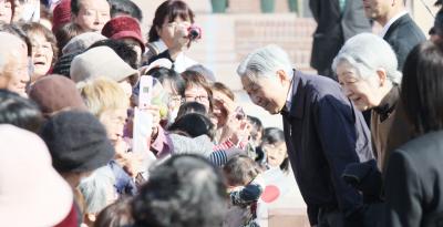 沿道に集まった被災者にも優しく声...