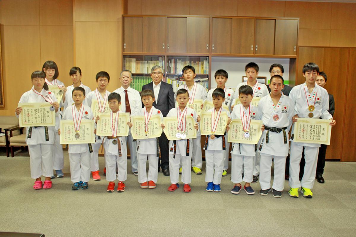 空手の小中学生選手 全国 世界大会で確かな結果 亀山市長にメダル披露 石巻日日新聞