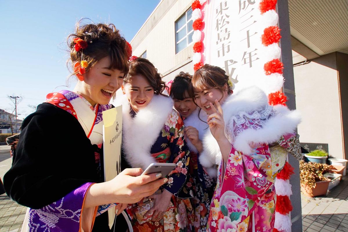 仲良しメンバーがそろい、満面の笑み (7日、東松島市)