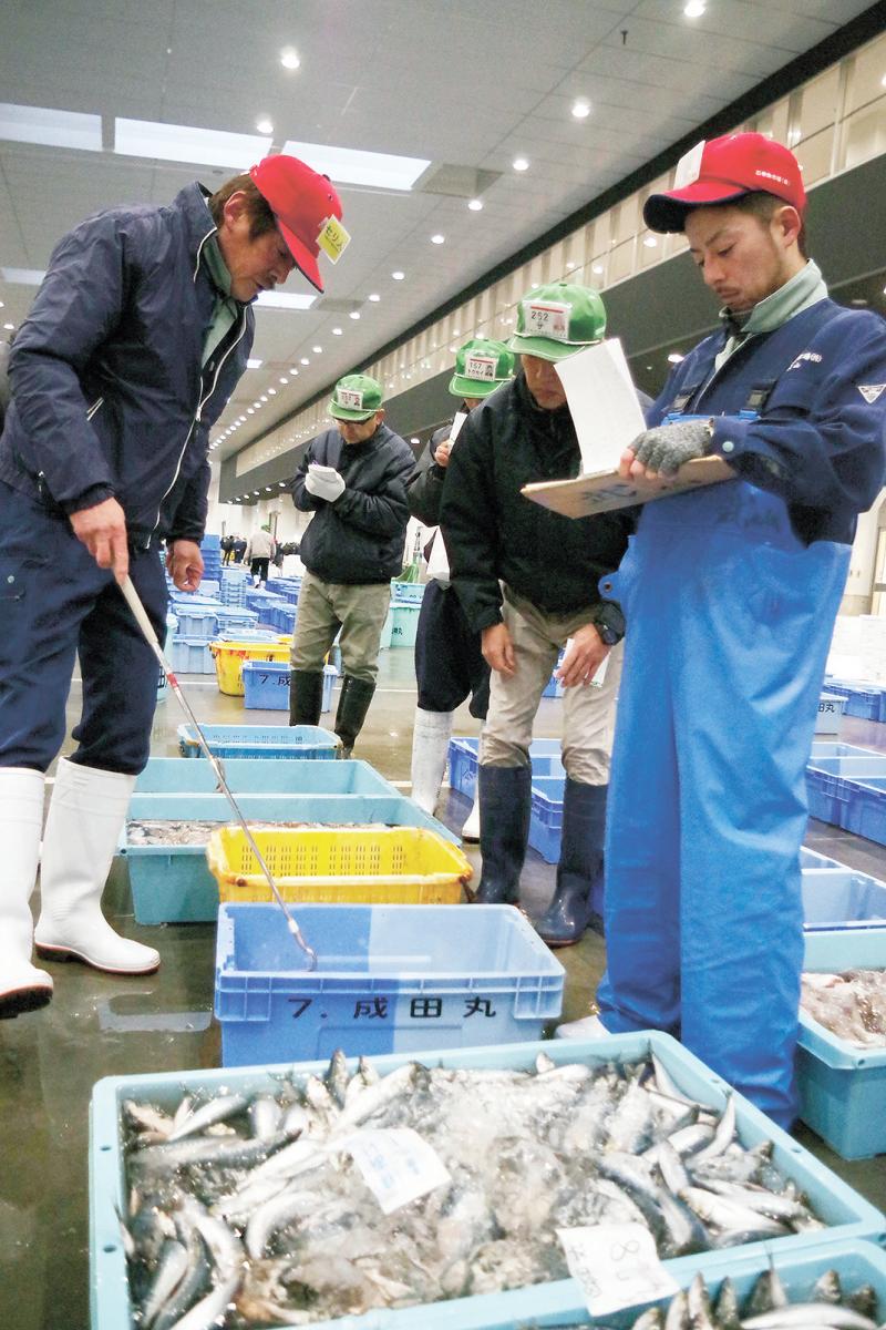 水産 青果市場初競り 繁盛願う 地域の台所 大漁豊作へ大きな期待 石巻日日新聞