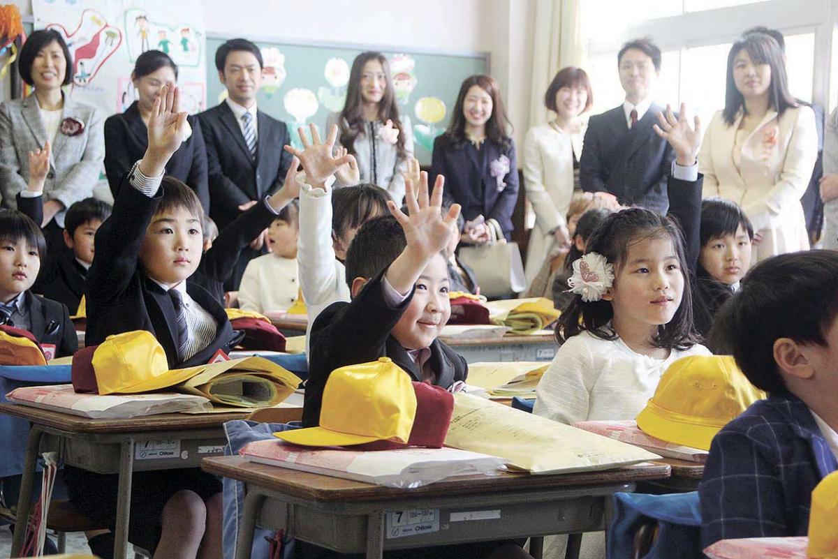 公立小中校などで入学式 向陽小 62人元気に はい ピカピカの笑顔で仲間入り 石巻日日新聞