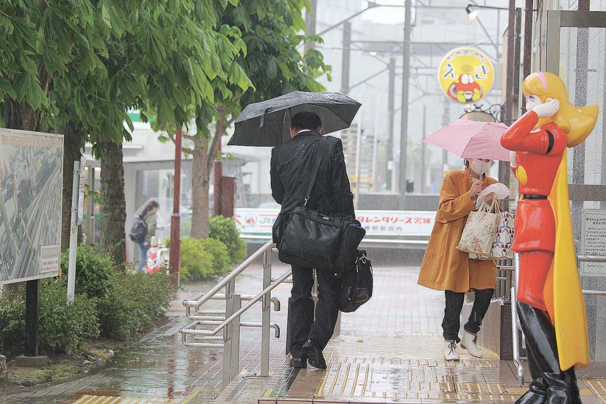 傘を差しても濡れるほどの横殴りの雨 写真 石巻日日新聞