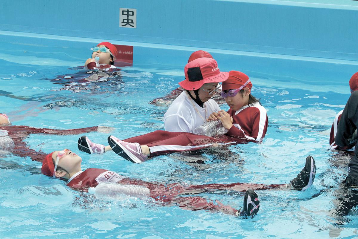 住吉小 着衣泳授業 ランドセルも浮き具に 水に落ちたら浮いて待て 石巻日日新聞
