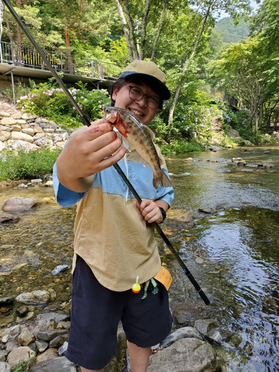 岩泉町清水川でヤマメ 旅先で手軽に渓流釣り つりパラダイス 石巻日日新聞