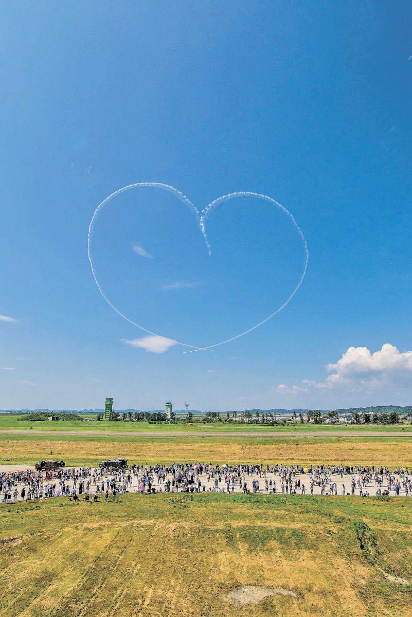 空にハートを描くブルーインパルス 航空祭 写真 石巻日日新聞
